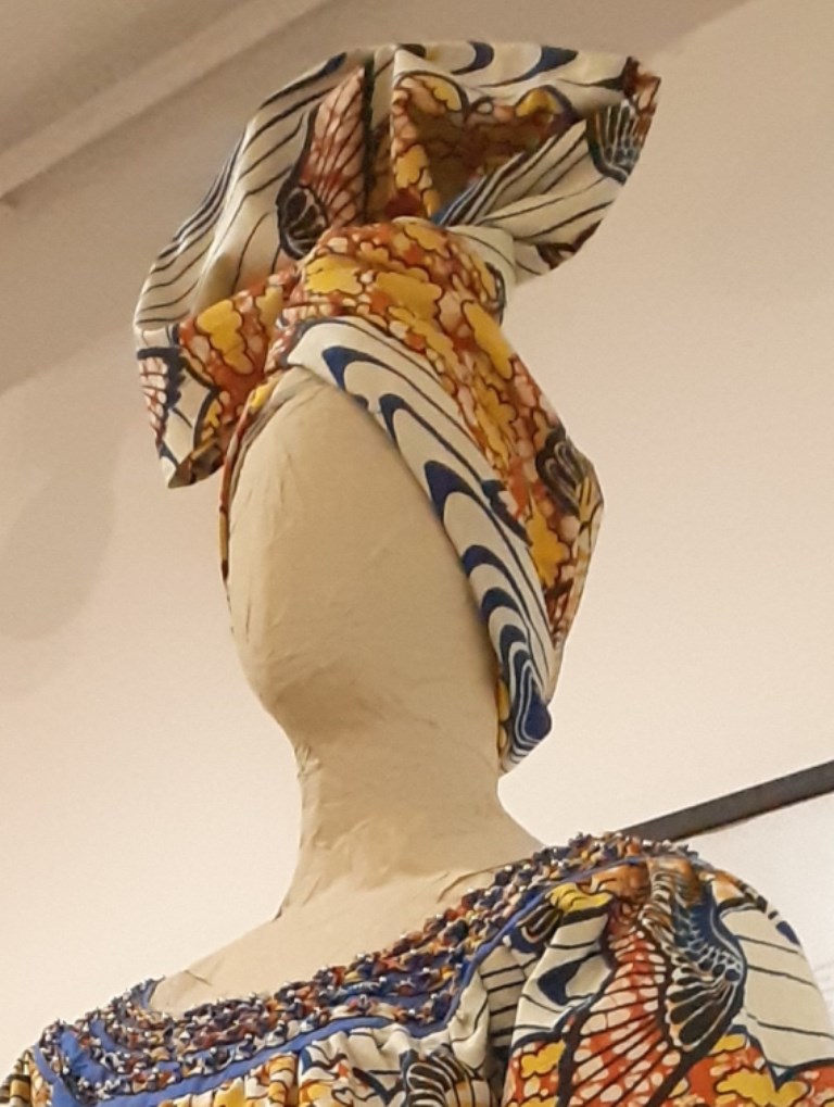 Model-vezivanje-marame-žena-zapadne-Afrike-lutka-maneken-kako-prikazala-Ava-Iv.jpg