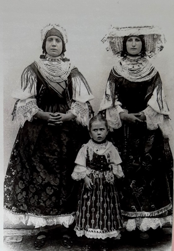 Generations-young-married-woman-bride-with-veil-little-girl-Bačka-Sokac-shut-1903-Dr-Radivoj-Simonović-Muzej-Vojvodine.jpg