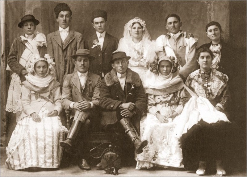 Headcover woman identity Vojvodina-newly-married-Sombor-women-wedding-veil-party-1917-photo-Dr-Simonović.jpg