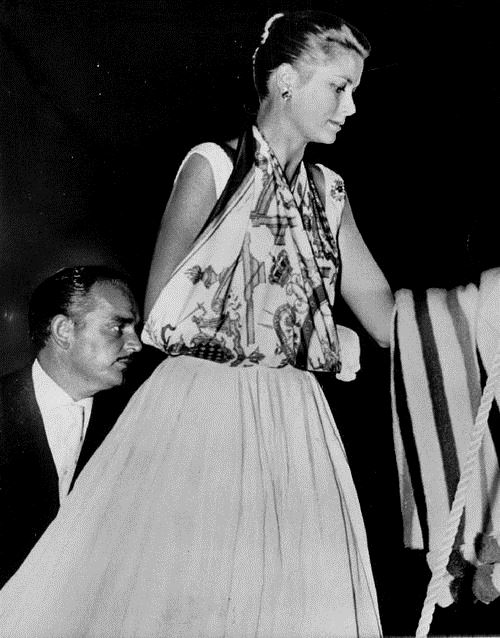 Princess-Grace-of-Monaco-fashioned-Hermès-scaf-sling-broken-arm-Onassis-yacht-party-1959.jpg