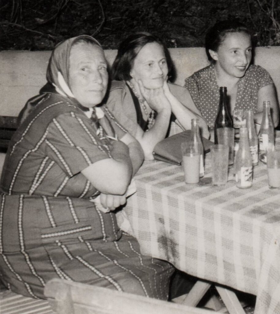 Tradicija savremenost marame Srbija–baba-Rada-letnja-haljina-ravan-kroj-satenska-marama-na-glavi-1965.jpg