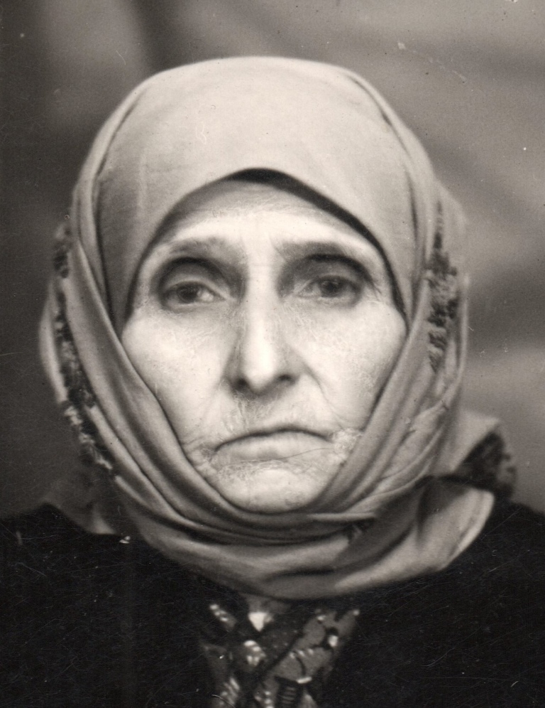 Photo-great-grandmother-Rosa-illustrates-usuall-way-tying-scarf-older-women-region.jpg