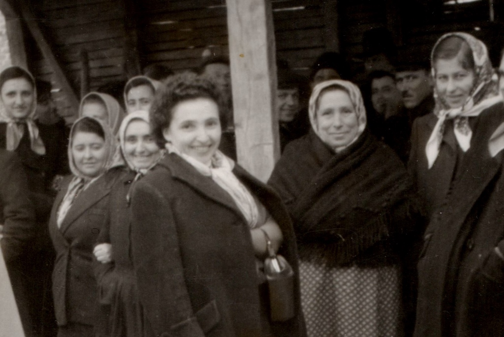 Tradicija savremenost marame Srbija–Urbana-odeća-baba-vunena-marama-ostali-raznoliku-odeću-seoski-svatovi-Rutevac-1950.jpg