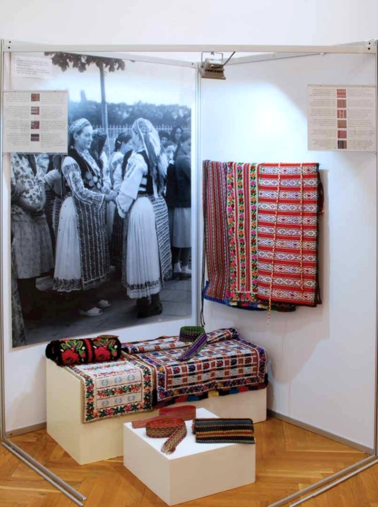 Young-women-Romanians-aprons-Uzdin-Banat-1961.jpg
