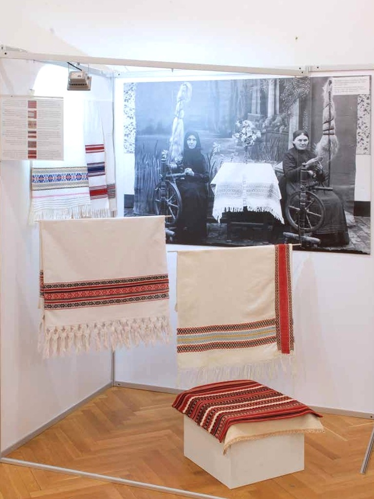 Photo-slovakian-Spinners-Pivnice-Bačka-region-1933-festive-tablecloths-towels-pillowcase.jpg